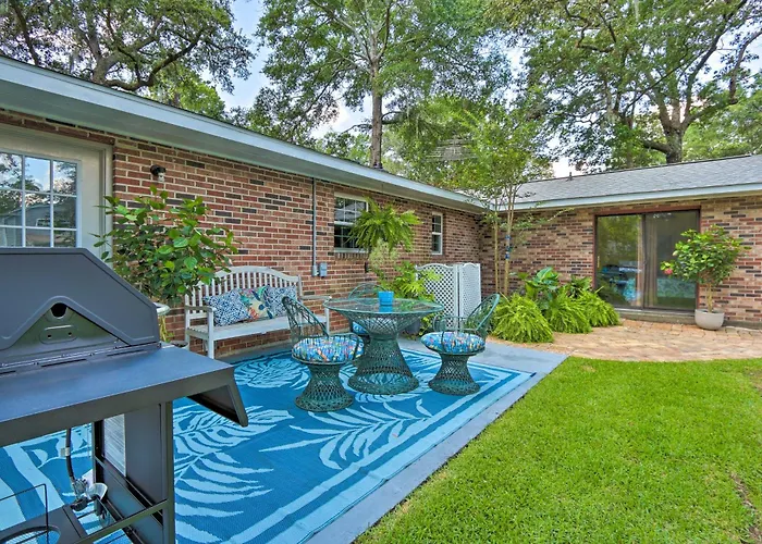 Downtown Home With Yard And Bbq - 6 Mi To Downtown!